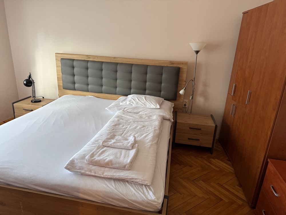 A hálószoba a 180x200-as franciaággyal